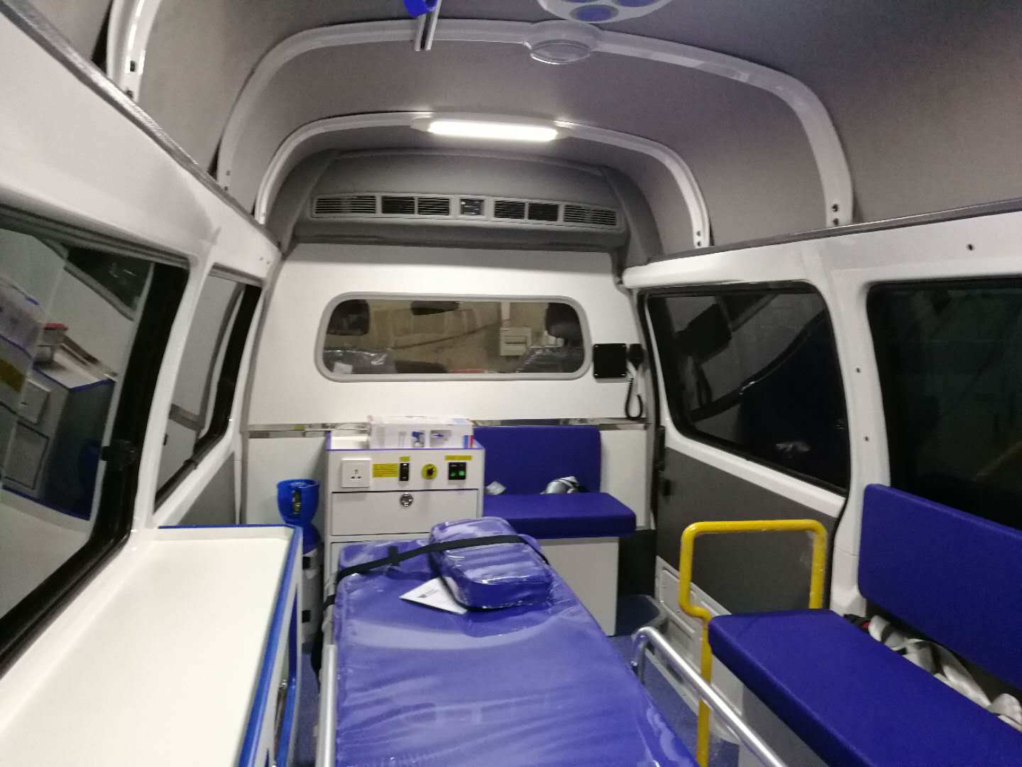 Krankenwagen mit Ausrüstung